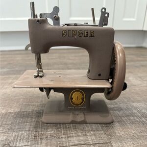 Singer Vintage toy sewing machine 1950 model made in Canada